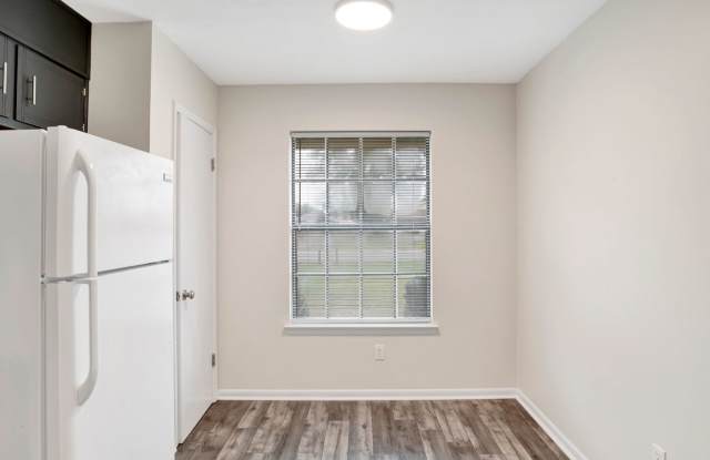 Remodeled 2/1 less than 3 miles to Walmart, Cordova Mall  more! photos photos