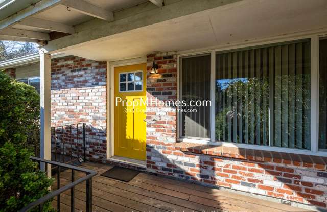 Two Bedroom Charmer in the Heart of Oregon City - Garage Included! photos photos