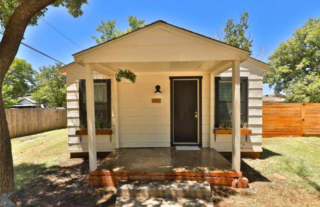 TINY HOUSE ready to rent! 1 bed, 1 bath, all appliances! photos photos