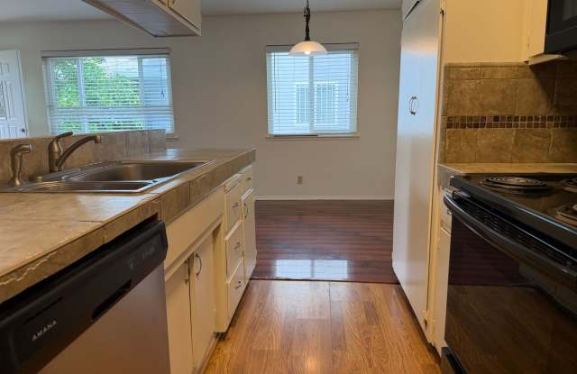 2 story updated townhouse In Rosemont 2/1 photos photos