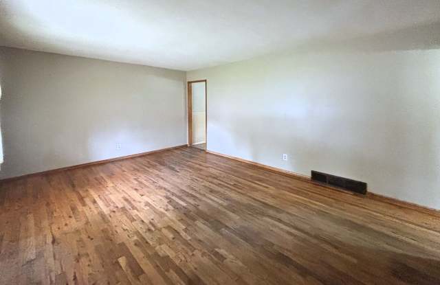 7215 S 71st Ave – 3 Bed/1 Bath in Papillion La Vista Schools | Hardwood Floors, Fenced Yard, Detached Garage Gallery 3