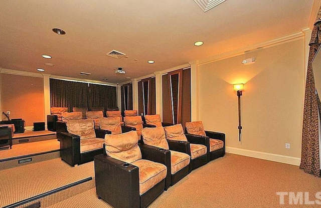 Room in 4 Bedroom Home at Grande Chateau Ln Gallery 4