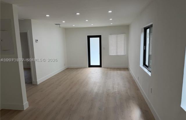 1621 SW 11th Ct Gallery 3