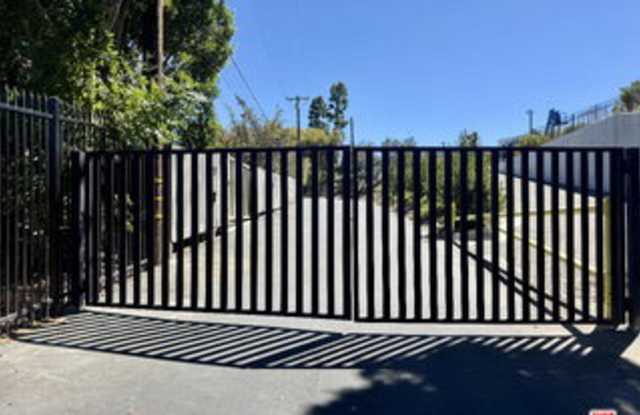 15434 Mulholland Drive Gallery 1