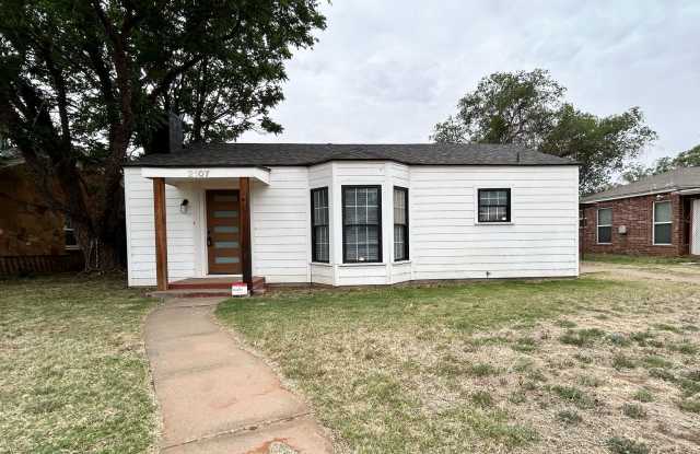 2Bed/1Bath 2107 28th Available Now! photos photos