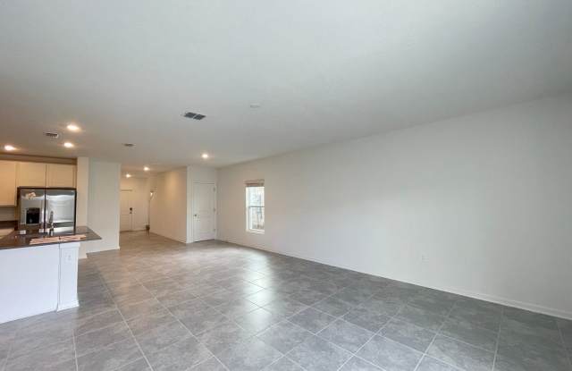 Large 6 bedrooms single family home in Davenport close to Posner shopping Village Gallery 4