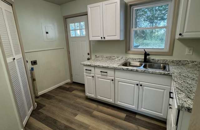 Completely Renovated 2-Bedroom in Auburn-Washburn Schools Gallery 4