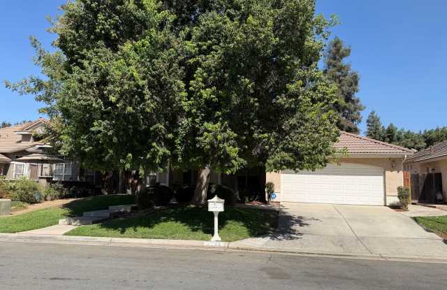 5594 W. Bluff Avenue Gallery 1