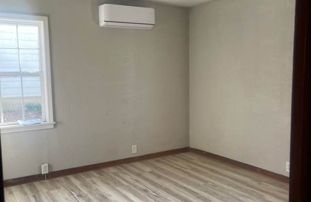 Charming 2 Bed 1 Bath Home : Aurora MO Gallery 4