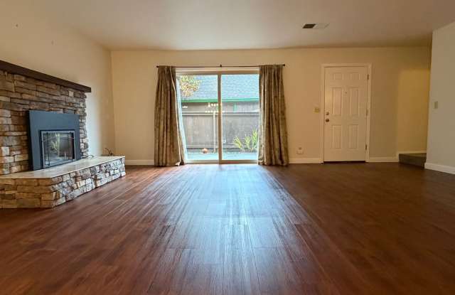 Quiet 3/1.5 Condo with detached garage in north Eureka Gallery 4