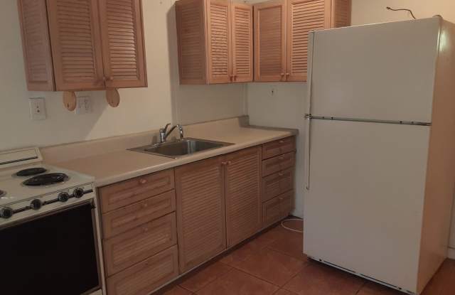 Annual unfurnished 2/1 SFH near Ringling College Gallery 4