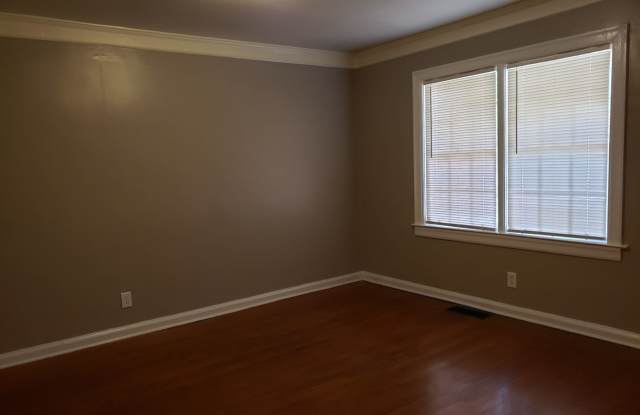 MOVE IN TODAY! Cute 3 bedroom 2 bath located in Sylvan Hills, Atlanta Gallery 3