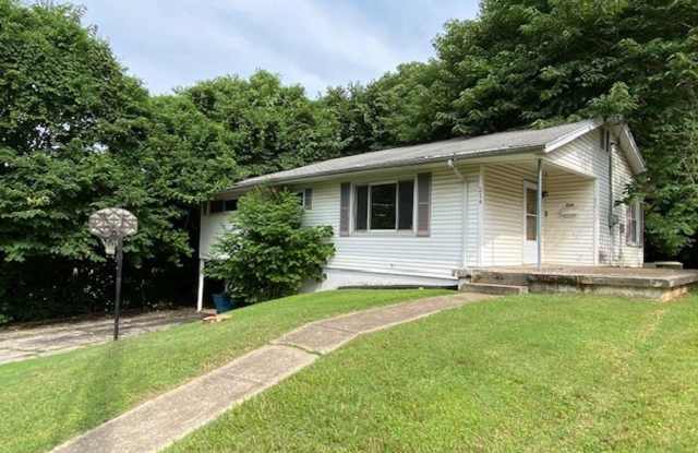 Three Bedroom 1.5 Bath Home with Drive Under Garage! Gallery 1