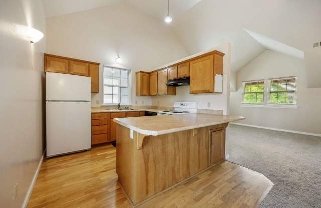 Peaceful 2-bedroom 1-bath Cottage with Deck, Privacy, and Scenic Views! $200 Utility fee pays for electric and water/sewer photos photos