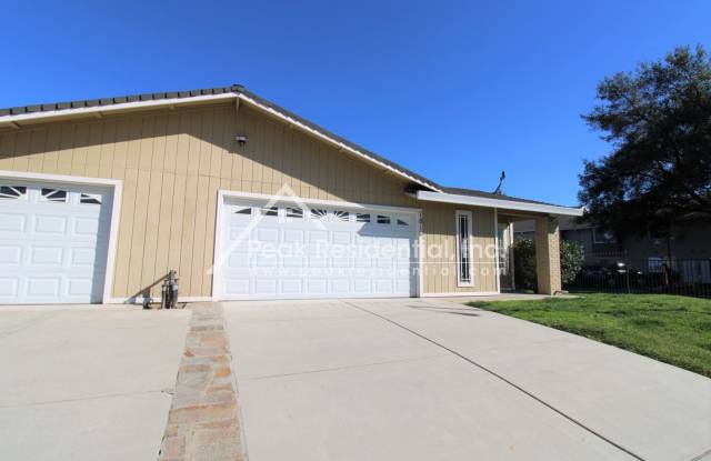 Cute 2bd/2ba Arden Area Duplex with 2 Car Garage Gallery 3