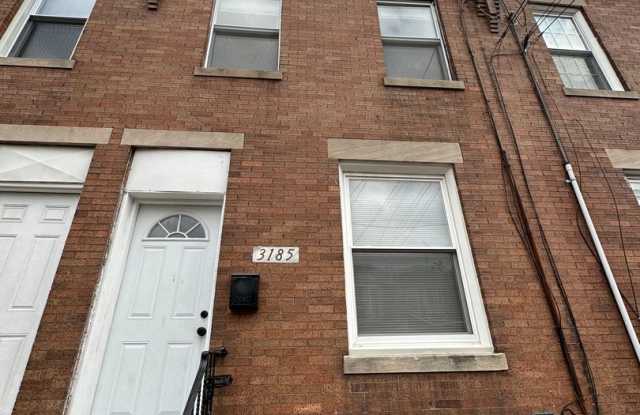 Spacious 3 Bedroom 1 Bathroom in Port Richmond St. Available NOW! photos photos