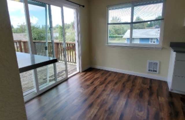 6 bedroom, 2 bath home with Two Car Garage!!!! With a Signed Lease Receive a $2,000 gift card to Fred Meyers!!!! photos photos