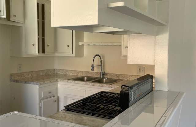 Large 2 bedroom 1 bath Apartment with private balcony. Gallery 3
