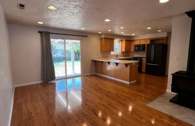 4-Bedroom 3-Bathroom house with attached 1 bedroom apartment photos photos