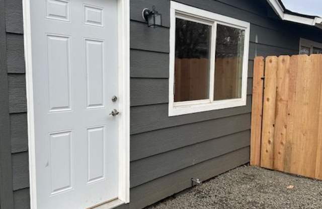 1735 Crater Lake Avenue - 1735 Crater Lake Avenue, Medford, OR 97504