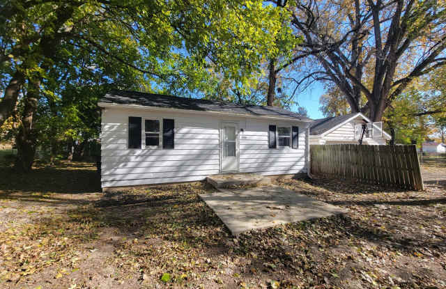 Cute 2 Bedroom / 1 BA AVAILABLE NOW! - 3220 North Gale Avenue, Peoria, IL 61604