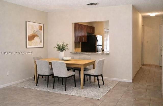 9457 N Palm Cir N photos photos