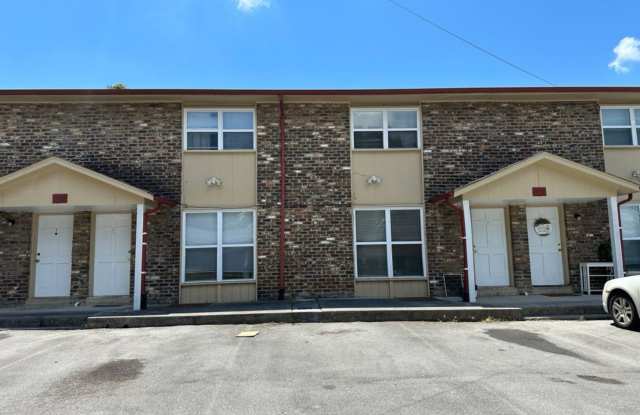 West Knoxville 37919 - 2 bedroom, 1.5 bath apartment in West Knoxville - Contact Lisa Vineyard and Shannon Russell (865) 216-9334 - 909 Flanders Lane Northwest, Knoxville, TN 37919