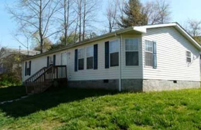 Nice 3BD/2BA Modular home near Lowes in Sylva available 8/18/25 for year long lease photos photos