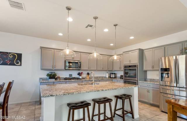 Spacious 4-Bed Marana Home with Chef's Kitchen & Private Fenced Yard Gallery 3