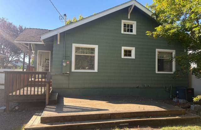 Wonderful 3-4 bedroom Craftsman bungalow available to call home now! Gallery 3
