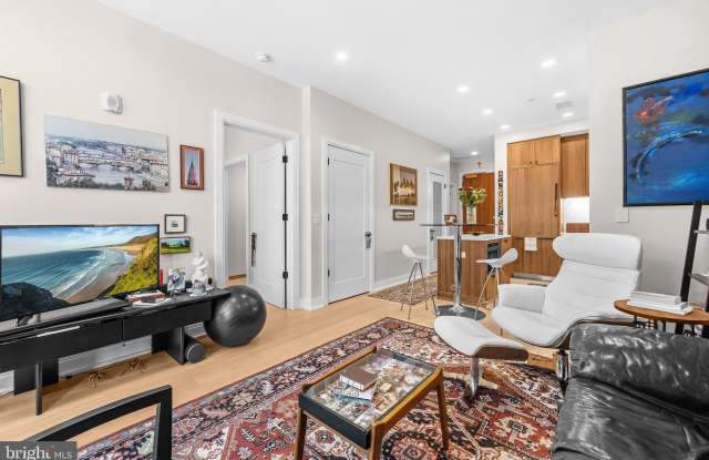 1111 PENNSYLVANIA Avenue SE Gallery 2