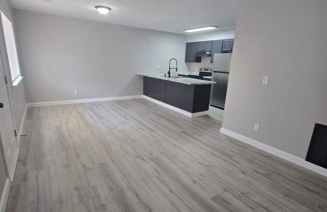 2 Bedroom , 1 Bathroom Apartment! Gallery 4