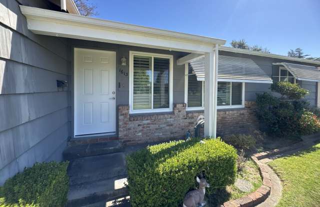 Charming Single Story 2 Bedroom Home in Established West Sac Neighborhood Gallery 3