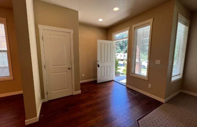 Rent Reduction! End Unit - Hawks Prairie Townhome Gallery 4