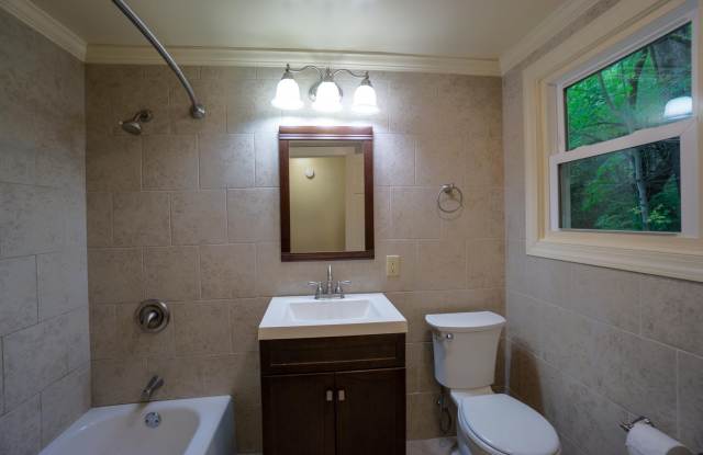 131 Houston Ave - Avail 7/1/27 - 3 Bedroom with New Kitchen, Bathroom and Hardwood Floors Gallery 2