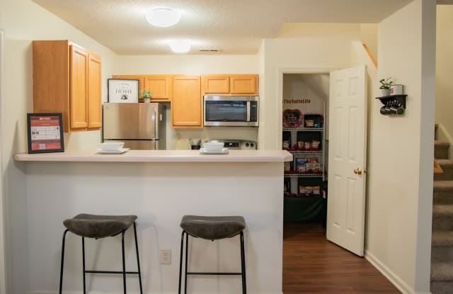University Suites - Student Housing Gallery 4
