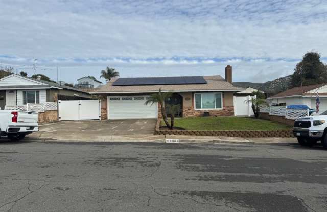 Spacious 3 Bedroom 2 Bath with a Den and Fireplace! photos photos