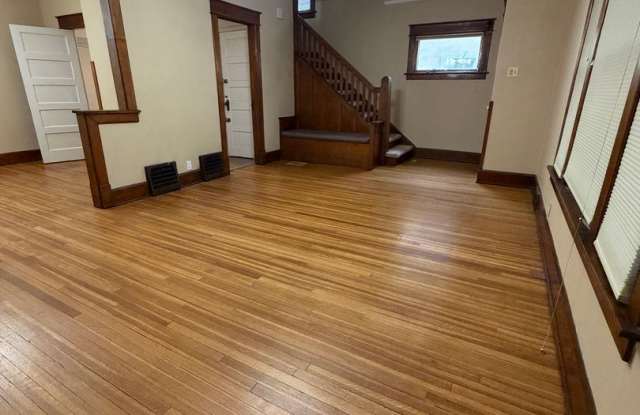 Spacious 4-Bedroom Home – Great Value in Des Moines! photos photos