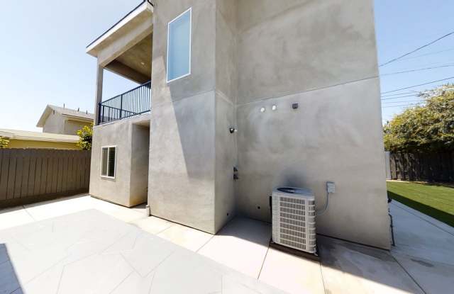 4BD/2BA w Large Deck! Gallery 4