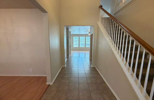 Spacious 5/3.5 Home- Move In Ready! Gallery 3