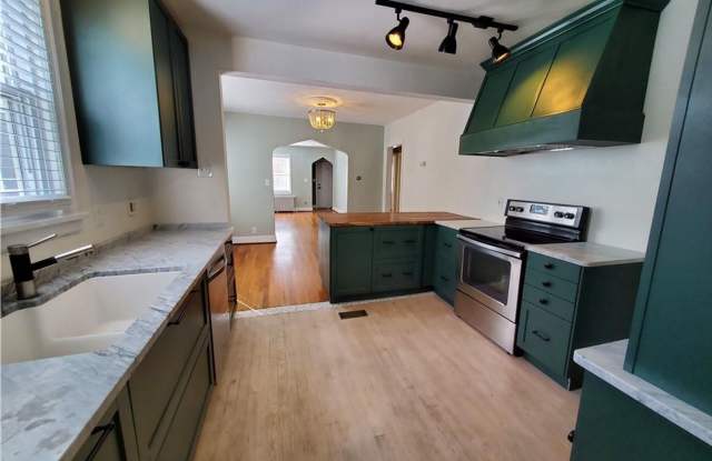 Super charming and updated cottage in desirable Colonial Place! Gallery 1