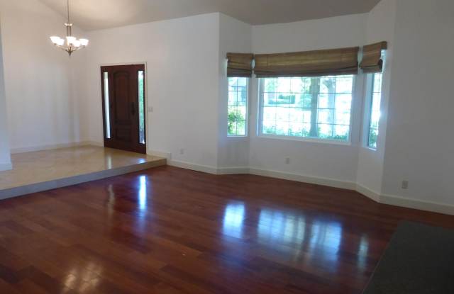 29104 Laro Drive Gallery 2