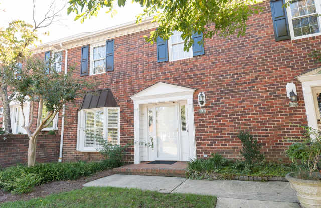 Charming 3BR Townhome with Sunroom, Pool & Tennis Courts Gallery 1