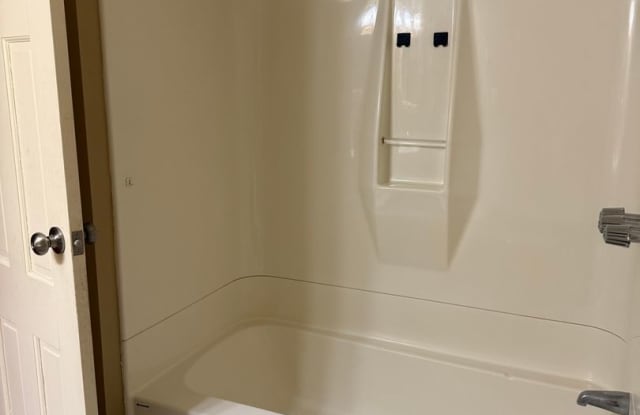 Charming 1BR basement apartment in Ronkonkoma with separate entrance - 2224 Pond Road, Ronkonkoma, NY 11779