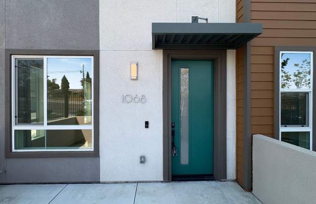 Beautiful 3B/2.5BA Townhome in Vista for Rent! photos photos