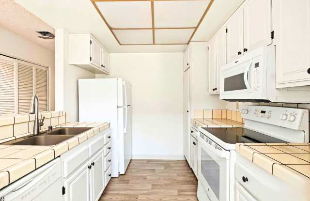 Lovely, Light-Filled 2 Bedroom, 2 Bath Condo Gallery 3