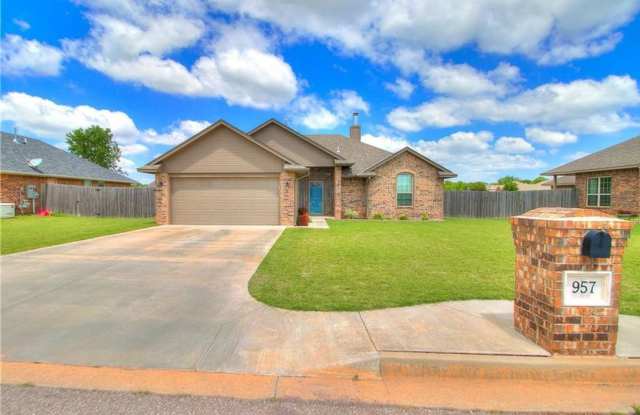 Welcome to this amazing home situated on a large lot in the beautiful town of Piedmont, OK. photos photos