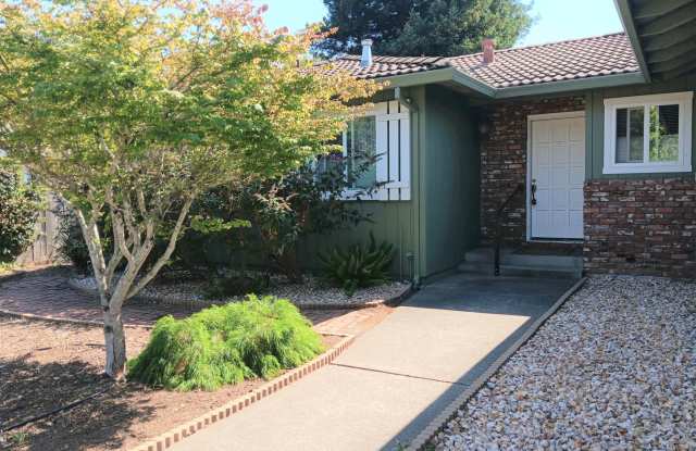 3 Bedroom 2 Bath Home w/ Large Backyard in Santa Rosa- $3,500 per month Gallery 3