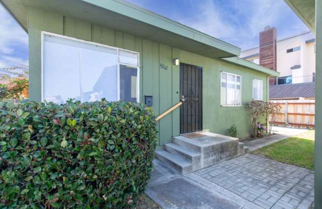 Spacious 2 bedroom / 1 bath home in Pacific Beach / Crown Point! photos photos