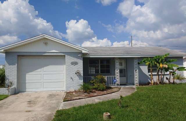 BEAUTIFUL 2/2/1 1000 Sq. Ft. with a large open floorplan, fenced yard and an enclosed lanai!! Gallery 1